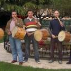 El profesor Luis Alberto Mondelo y sus alumnos de la Escuela Municipal de Música Beatriz Osorio