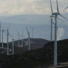 Parque eólico ya instalado en el Rendondal (Bierzo Alto), con la sierra de Gistredo al fondo.