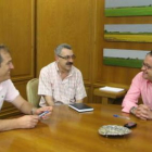 Javier Chamorro, junto a los representantes de Cocahi.