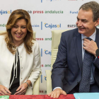 Díaz, junto a Zapatero, momentos antes de presentarlo en un desayuno informativo.
