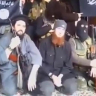 Al-Shishani (centro), sentado junto a combatientes yihadistas, en una imagen de un vídeo sin fechar difundido por las redes sociales.