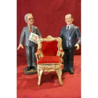 Estatuillas de los candidatos y la silla a la que aspiran