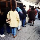 Colas a las puertas de una oficina de empleo