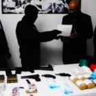 Miembros de ETA entregan armas a observadores internacionales, en el 2014.