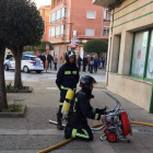 Dos bomberos trabajan en el exterior del inmueble. DL