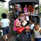 Varias familias son evacuadas en la localidad de Sua, en la región central de Filipinas.