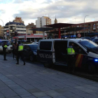 Agentes de la Policía Nacional, realizando un control preventivo ayer en Eras de Renueva.