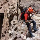 Jesús Calleja, preparando el descenso por una pared.