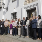 Los vecinos y el equipo de gobierno de Olivares, durante el minuto de silencio que se guardó el lunes para condenar el crimen de violencia machista.