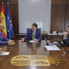 Canuria y Diez con el presidente Fernández Mañueco, el consejero Suárez-Quiñones y la delegada Muñoz ayer, en Valladolid. NACHO GALLEGO