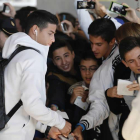 El madridista James firma autógrafos a los aficionados.