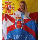 Lidia, ayer con las medallas y las banderas de España y El Bierzo.