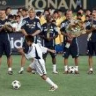 La plantilla del Madrid observa a un niño japonés antes de entrenarse