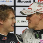 Sebastian Vettel y Michael Schumacher, tras ganar la Copa de Naciones en Düsseldorf en diciembre del 2011.