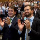 El presidente nacional del Partido Popular, Pablo Casado (d), junto con al presidente de la Junta de Castilla y León, Alfonso Fernández Mañueco (i), en imagen de archivo del 2019. R. GARCÍA