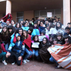 Los alumnos protestaron ayer a las puertas del centro, protegidos por mantas y carteles.