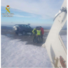 Guardia Civil y rescatado, en el Puerto de Ancares. GUARDIA CIVIL