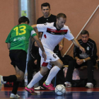 Javi Fernández se lleva el balón tras superar a Perla.