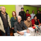 Fernando Díaz, en el centro, sentado, ayer junto a otros miembros de Se Puede.
