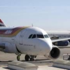 En primer término un avión modelo Airbus A310 propiedad de Iberia en el aeropuerto de Gibraltar