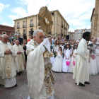 El obispo de León, Julián López, con el Santísimo.