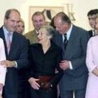 Los Reyes, junto con Christine Picasso, Manuel Chaves y otros asistentes a la inauguración del museo