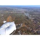 Las propiedades sacadas a subasta son principalmente solares para construir y viviendas en el alfoz. En la imagen, León a vista de globo aeroespacial