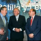 El consejero José Luis González Vallvé, entre los embajadores Javier Elorza y Francisco Villar