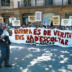 Concentración de afectados por preferentes y cláusulas suelo convocada por Adicae ante la sede de la UE en Barcelona.