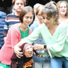 Imagen de los amigos de Luis García Zurdo. A la derecha, sus hijas Beatriz y Graciela con la figura realizada en su honor. JAVIER CASADO