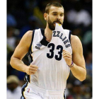 Marc Gasol rasga su camiseta en un gesto de frustración, en un momento del partido entre los Grizzlies y los Kings en Menfis.