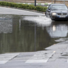 Un coche circula por una carretera inundada en Boadilla del Monte (Madrid)