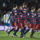 Los jugadores del Barça regresan a los vestuarios mientras los del Espanyol saludan a su afición en el Camp Nou.