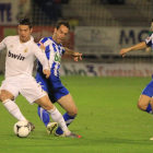 Cristiano Ronaldo trata de zafarse de dos jugadores de la Ponferradina en El Toralín. L. DE LA MATA