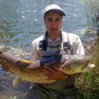 David Calzado posa con el salmón de 17 kilos.