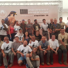 Foto de familia de los premiados y los organizadores, al término de la ceremonia de clausura que puso fin a los actos ayer. DL