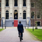 Mark Rutte acude en bici al palacio de Guillermo. SEM VAN DER WAL