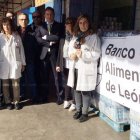 Antonio Silván y Tomás Castro, durante la entrega al Banco de Alimentos.