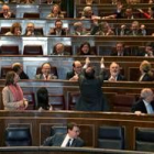 Algunos diputados del PSOE bromean en el Congreso tras conocer la equivocación de sus compoñeros