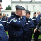 El presidente francés, François Hollande, saluda a varios gendarmes.