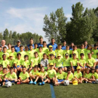 Foto de familia de los niños y niñas que acudieron al campus, junto a Marianín. DL