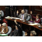 Los senadores uruguayos votan a mano alzada