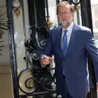 El presidente del Gobierno, Mariano Rajoy, antes de la clausura de la Asamblea del Instituto de la Empresa Familiar (IEF) que preside Ignacio Osborne (a la derecha).