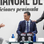 Pedro Sánchez, junto a Jesús Calleja y Mercedes Milà, este jueves durante la presentación de su libro.