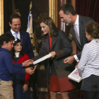 El rey y la reina reciben unos regalos elaborados por los estudiantes de una escuela. MANUEL DE ALMEIDA
