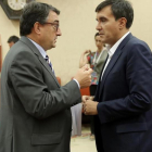 El portavoz del PNV, Aitor Esteban, conversa con el secretario de Estado de Relaciones con las Cortes, José Luis Ayllón
