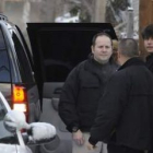 Rod Blagojevich, a la derecha, deja su casa tras ser arrestado