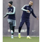 Messi y Arturo Vidal, antes de viajar a Italia. ANDREU DALMAU