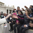 El papa Francisco saluda a un grupo de niños en la plaza de San Pedro. OSSERVATORE ROMANO