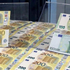 Nuevos billetes de 100 y 200 euros en la imprenta del banco central de Italia.